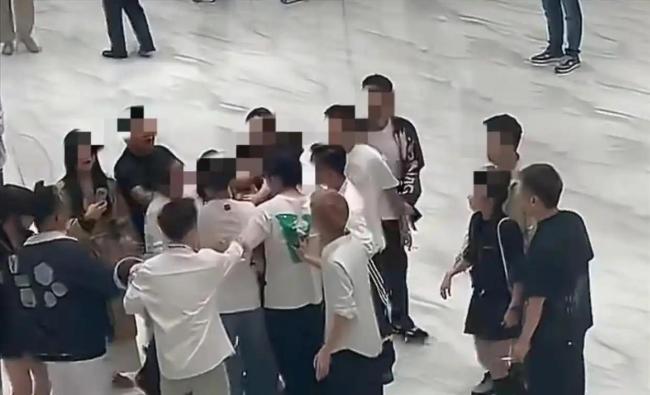 官方回应“一男与两女同日两宴”：不重婚；道德争议持续发酵