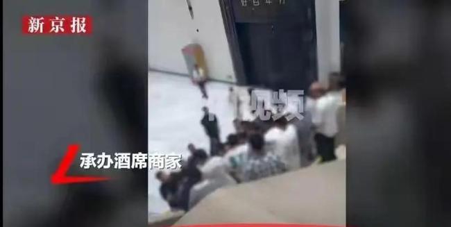 官方回应“一男与两女同日两宴”：不重婚；道德争议持续发酵