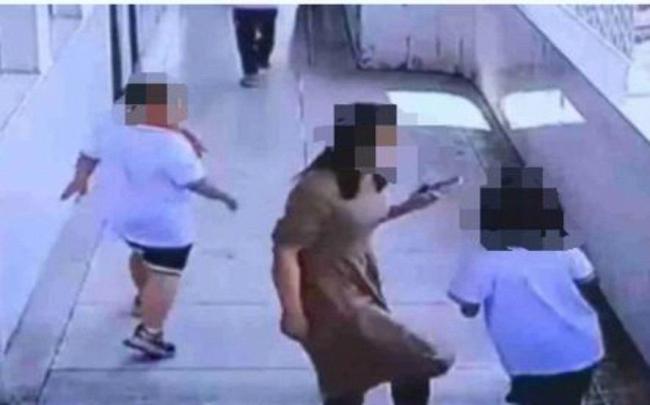 小学生被老师拽倒 当地教育局回应 事件引发广泛讨论