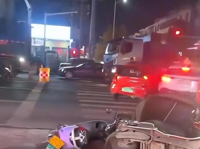男子驾老头乐撞警车被控制 操作不当引发连环碰撞