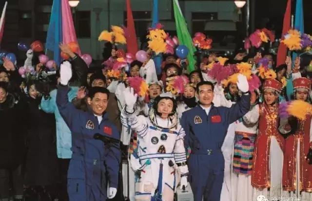 杨利伟首飞太空曾经历生死26秒 从普通小巷到星辰大海