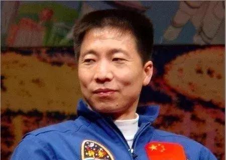 杨利伟首飞太空曾经历生死26秒 从普通小巷到星辰大海