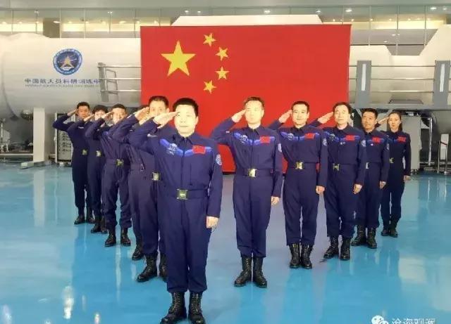 杨利伟首飞太空曾经历生死26秒 从普通小巷到星辰大海