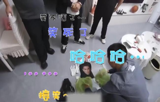 戴彭于晏头套行窃指认现场民警笑场 小偷脑洞大开反被监控劝退