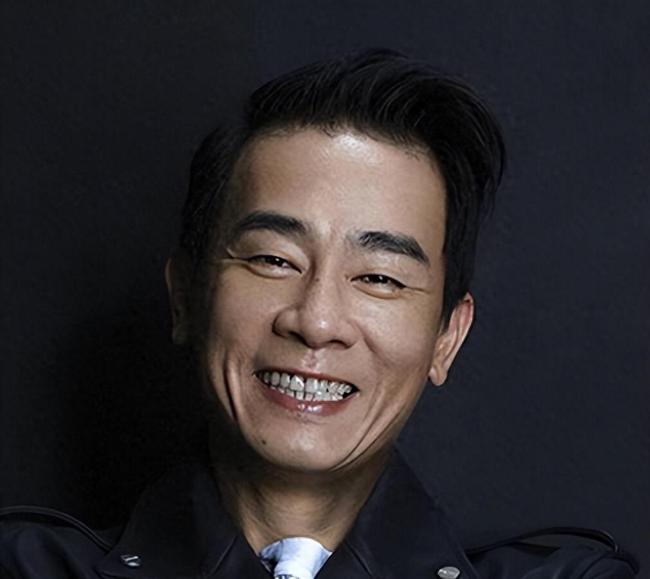 撞脸陈小春男子:生意失败进厂打工 全网热议耳窝痕巧合