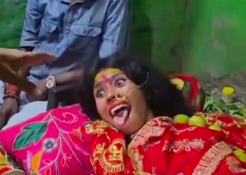 修行还是炒作?印度少女躺铁钉板上称为修行