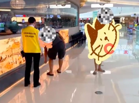男子在商场抽烟工作人员坚持制止获赞