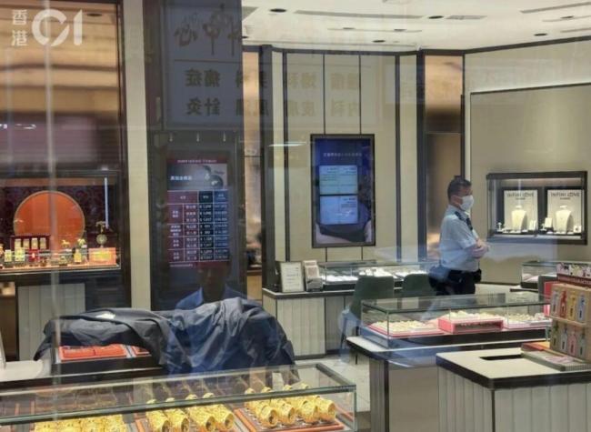 香港警方通报珠宝大劫案:拘捕1男1女,涉案金链价值约8万港元