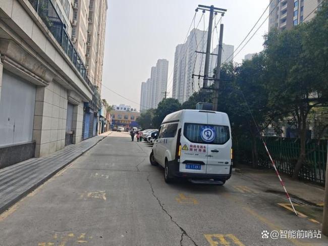 母子衣衫不整街头游荡 官方回应 救助多次被拒引发热议