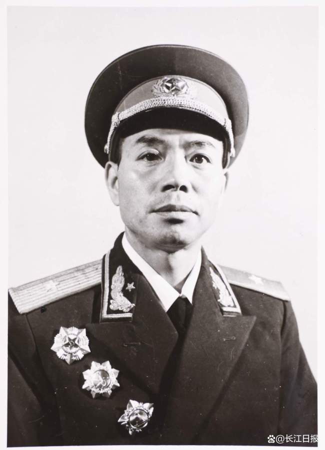武汉籍开国将军后脑中弹差2厘米没命 纪念章见证一生戎马