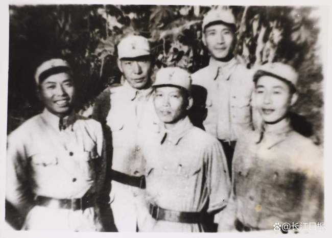 武汉籍开国将军后脑中弹差2厘米没命 纪念章见证一生戎马