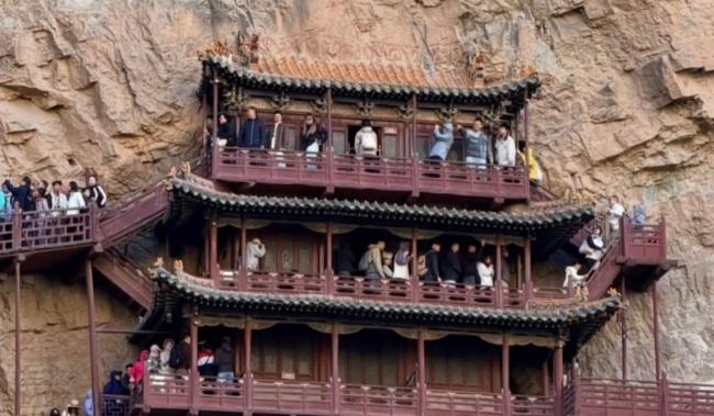 央视追踪悬空寺做引体向上事件 文物安全引关注