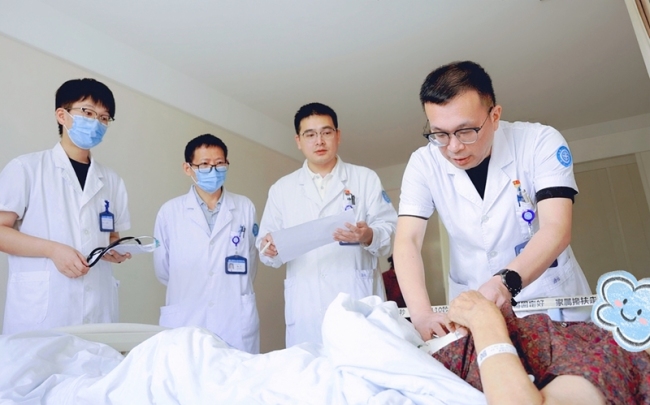 4厘米鱼刺体内漂流20天穿肠而出 腹痛忽视险酿大祸