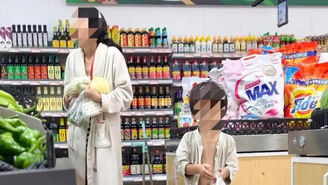 多部门介入母子衣衫不整街头游荡
