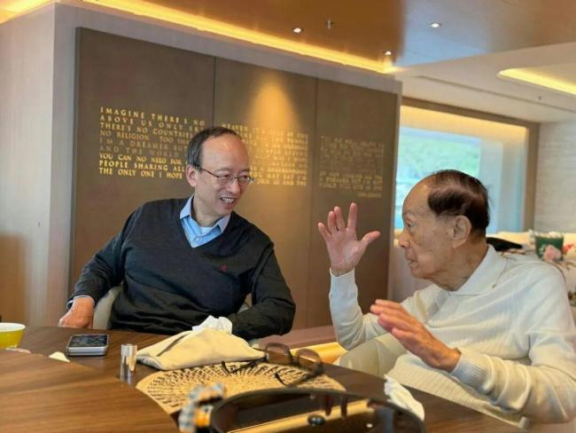 李嘉诚近照公布：笑容满面精神奕奕 谣言不攻自破