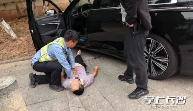 面包车司机冒险救下多人 凡人微光温暖人心