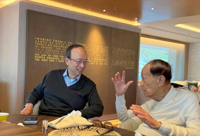 98岁李嘉诚最新照片公布 谣言不攻自破