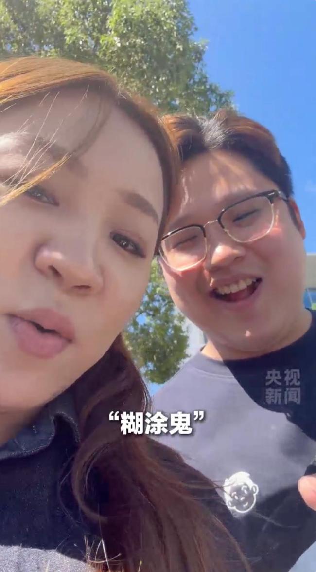 糊涂鬼手机新买的吧 交给警察喽:拾金不昧获赞