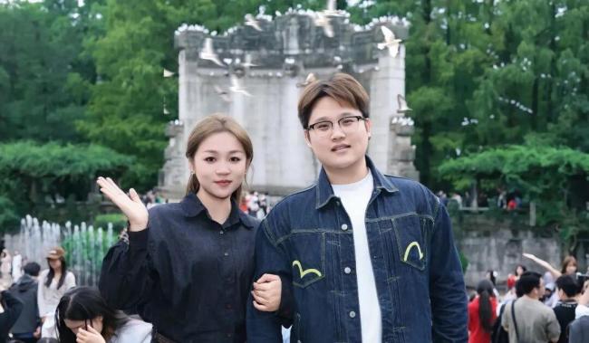 糊涂鬼手机新买的吧 交给警察喽:拾金不昧获赞