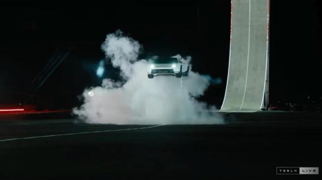 特斯拉Roadster全球发布会 飞行功能惊艳亮相