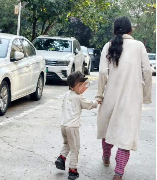 母子街头游荡母亲抑郁拒治疗