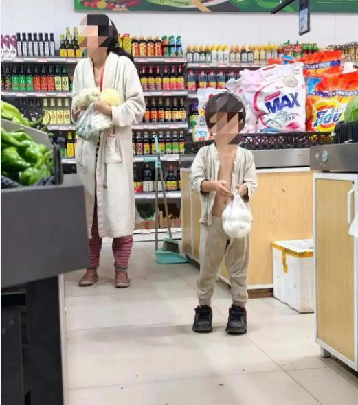 母子街头游荡母亲抑郁拒治疗 全网心疼引发关注
