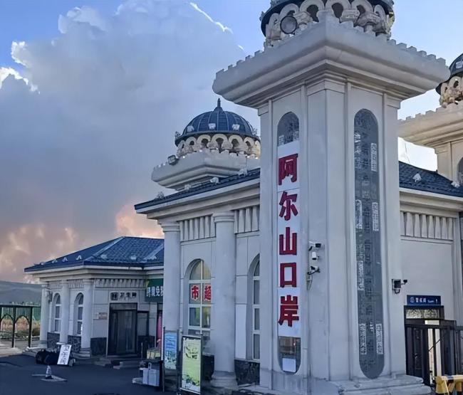 航拍:蒙古国大火被堵在国境线外 边境防火隔离带发挥作用