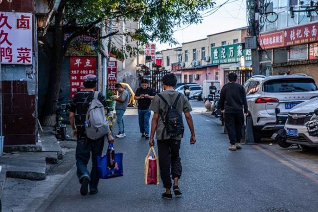 清华博士生出没零工市场八年,想为工友们开一家公益浴室