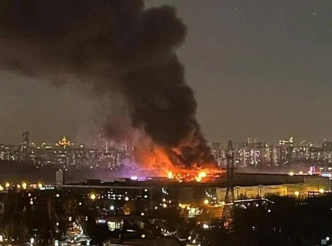 147人死亡!莫斯科音乐厅恐袭最新监控曝光:枪手沿走廊前行,厅内起火 恐怖组织被禁