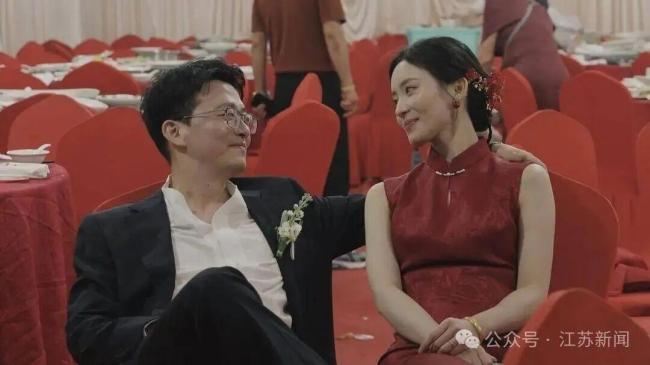 婚礼上新人送完宾客对视红了眼眶 网友:理解了什么叫“一眼万年”