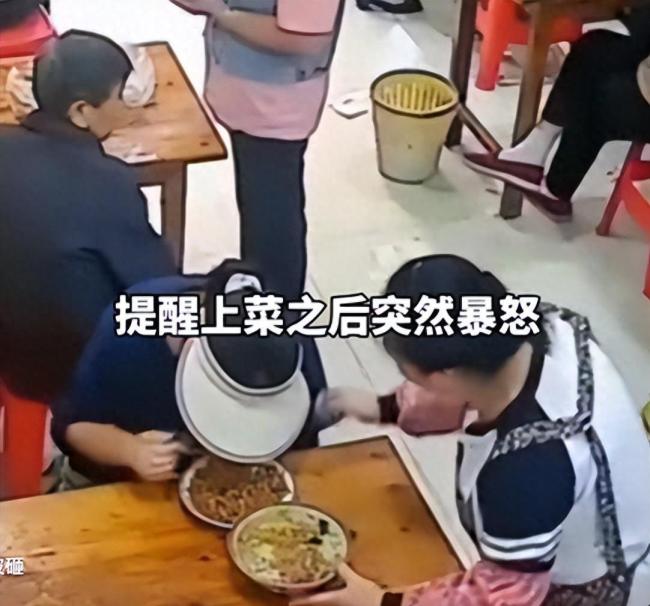 饭馆老板自家饭菜 顾客伸手就夹