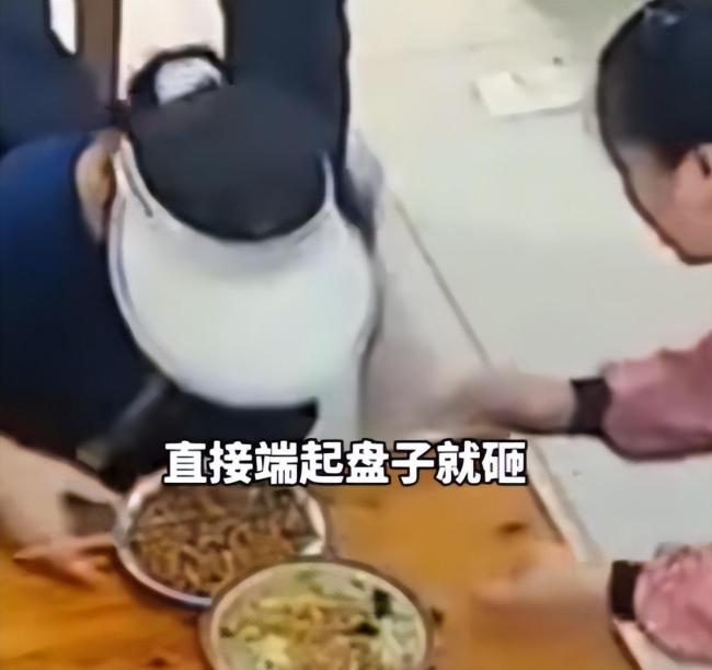 饭馆老板自家饭菜 顾客伸手就夹 善意提醒反遭暴力对待