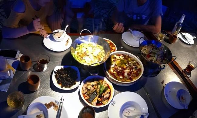 饭馆老板自家饭菜 顾客伸手就夹 善意提醒反遭暴力对待