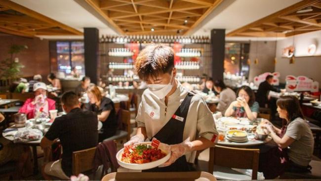 饭馆老板自家饭菜 顾客伸手就夹 善意提醒反遭暴力对待