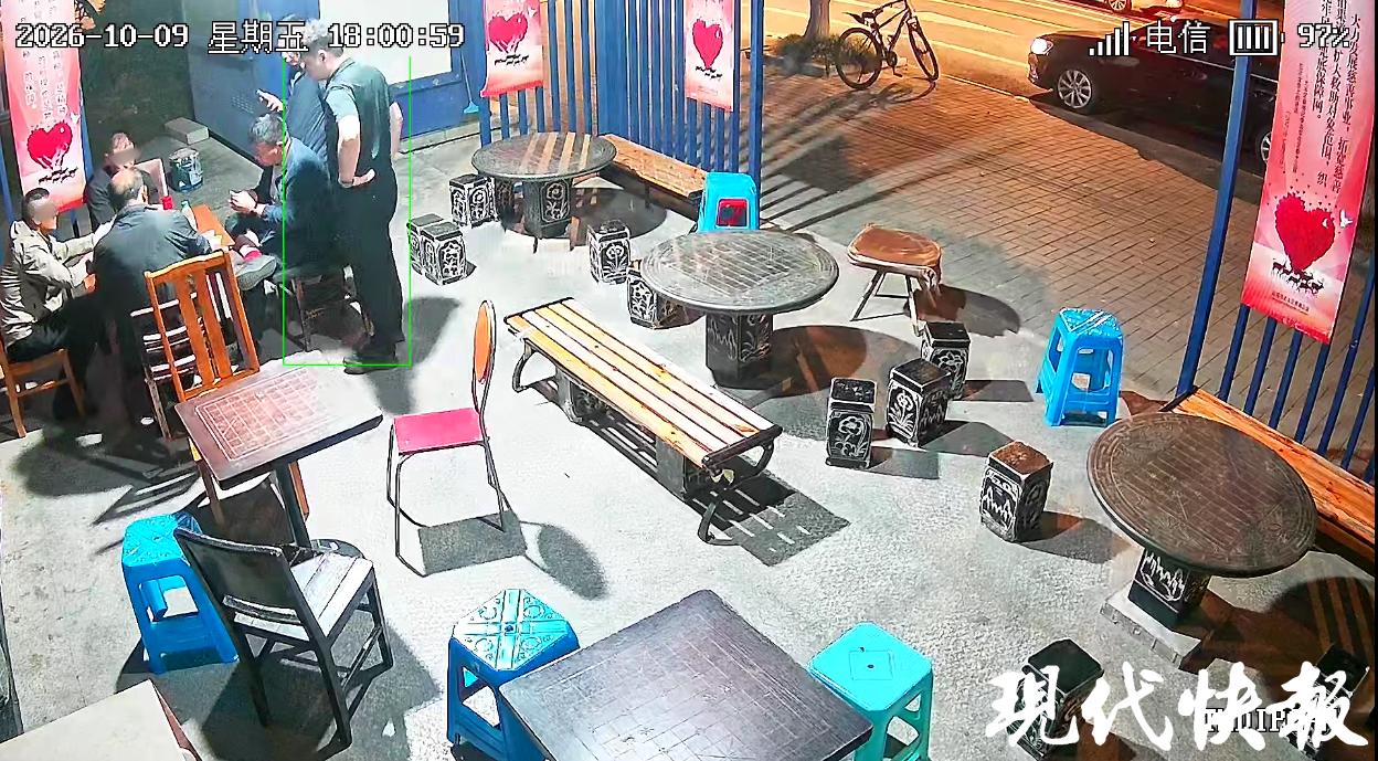 三缺一?辅警菜场掼蛋顺手抓个嫌疑人,网友:高端局