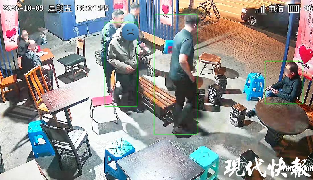 三缺一?辅警菜场掼蛋顺手抓个嫌疑人,网友:高端局
