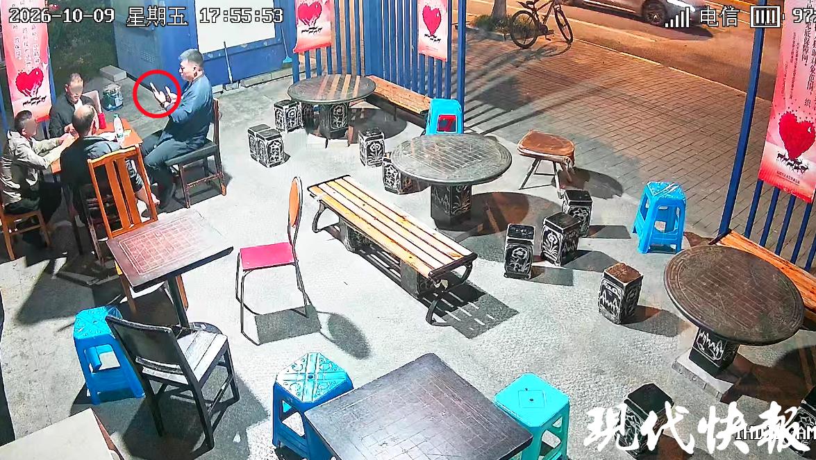 三缺一?辅警菜场掼蛋顺手抓个嫌疑人,网友:高端局