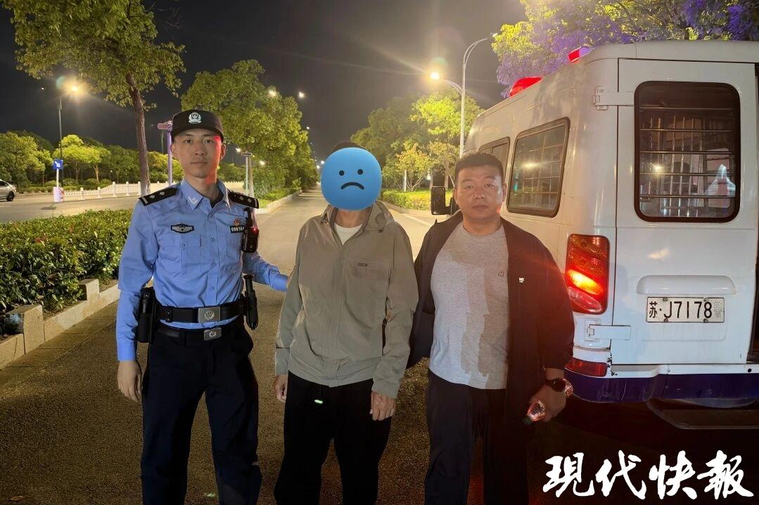 三缺一?辅警菜场掼蛋顺手抓个嫌疑人,网友:高端局
