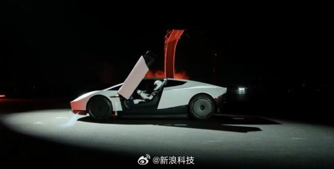 何小鹏回应特斯拉Roadster会飞
