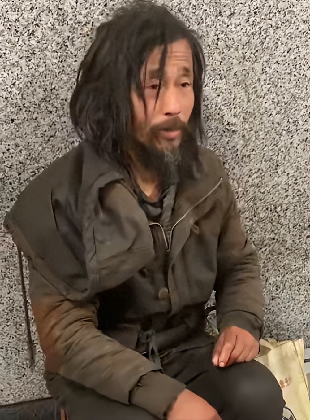 网红流浪汉沈巍现状,病休已超30年,患精神疾病是真是假?上海徐汇审计局回应