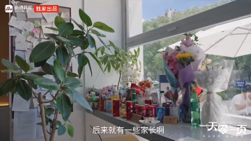 张雪峰常去的饺子馆摆满鲜花,拐角位置被老板特意预留了下来