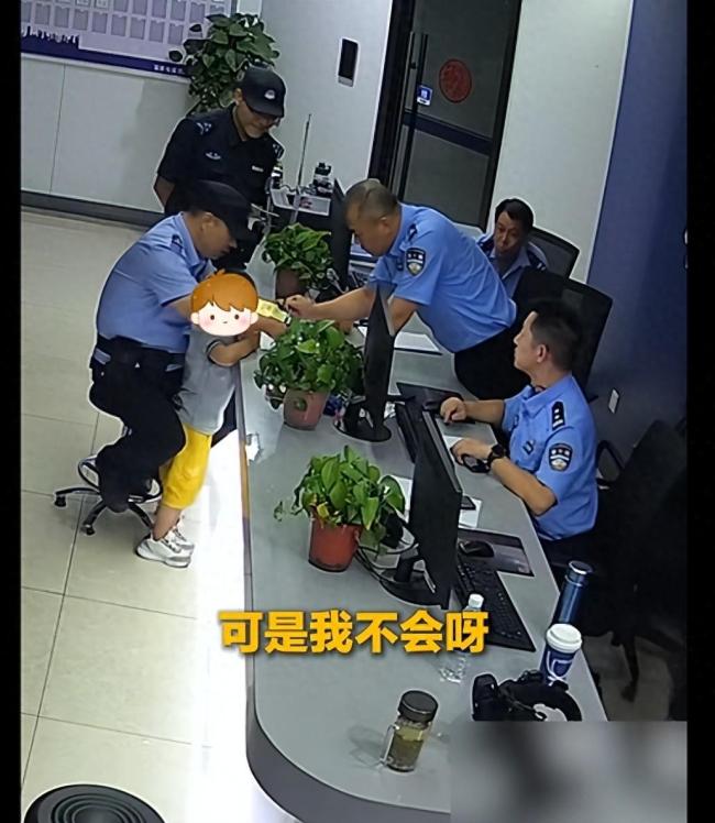 4岁男童已读乱回萌翻民警
