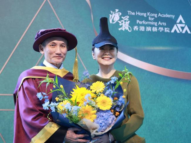 徐克获荣誉博士 林青霞献花