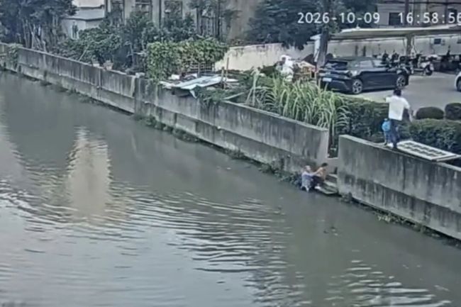 72岁老人纵身跳河救回6岁孩童 英勇无畏显大爱