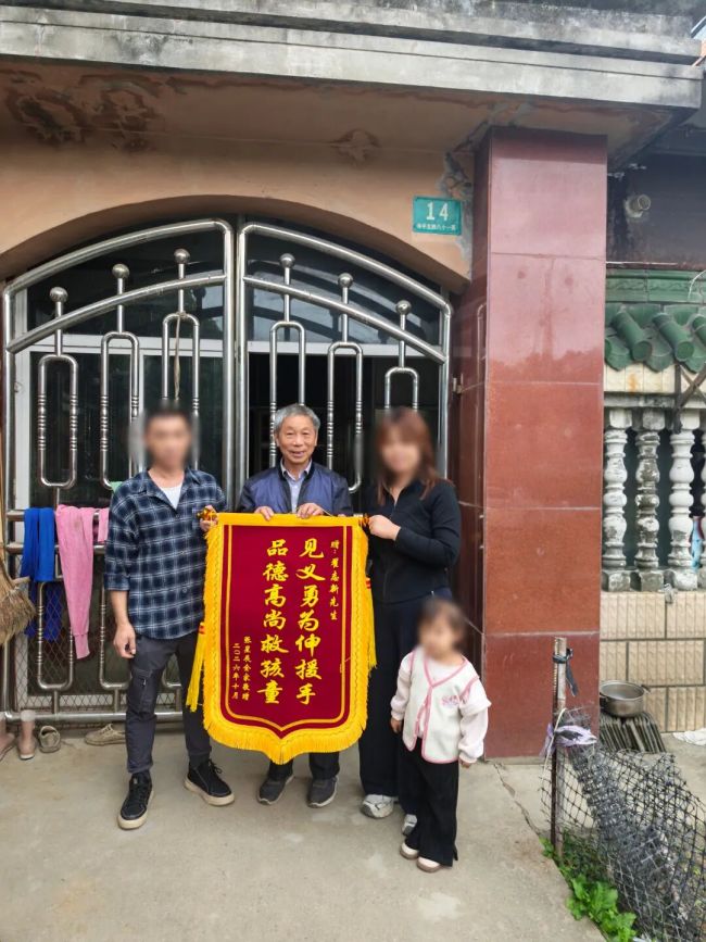 72岁老人纵身跳河救回6岁孩童 英勇无畏显大爱