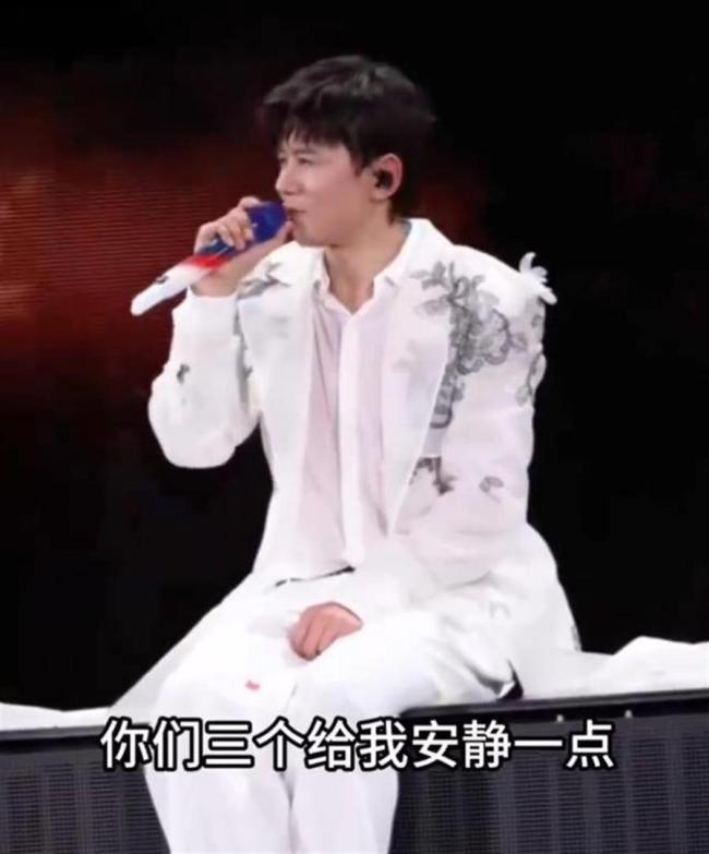 张杰演唱会被三个女儿打断演唱节奏 温馨互动感动全场