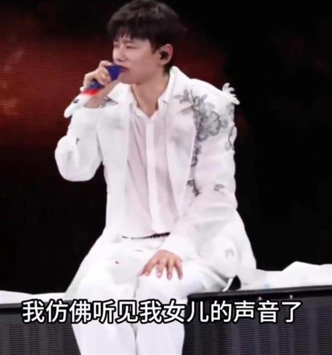 张杰演唱会被三个女儿打断演唱节奏