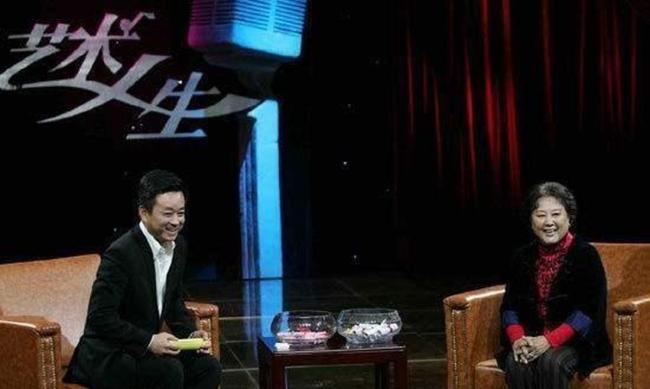 胡军吐槽80斤的万妮达还没一袋面沉 即兴对话引爆网络