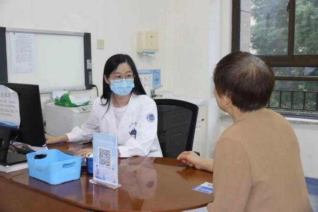 女子每天两杯咖啡 打喷嚏断了根肋骨