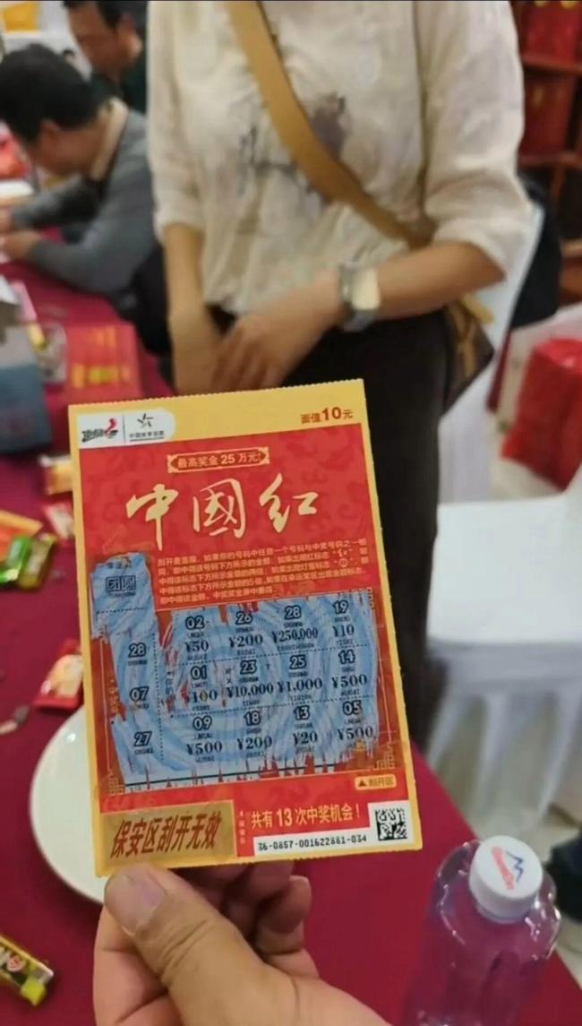新人发彩票做伴手礼宾客刮中25万 幸运宾客喜获大奖